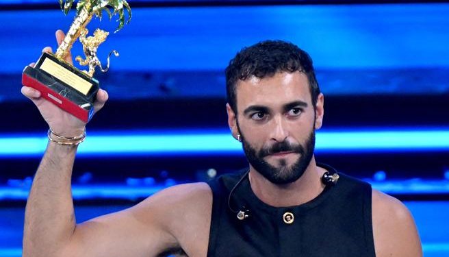 Marco Mengoni triumfon në Sanremo 2023 me këngën “Dy jetë”