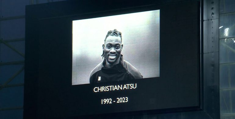 Momente drithëruese në stadium, ish-fubollisti i Çelsit që humbi jetën në Turqi nderohet mes lotësh dhe duartrokitjesh