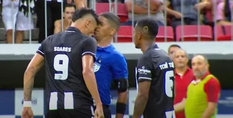 Ndëshkohet me karton të kuq, futbollisti i hakmerret arbitrit duke e goditur me…kokë