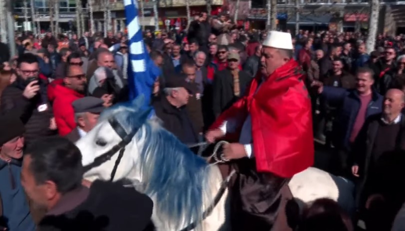 Protesta para Kuvendit/ Qytetari ‘sfidon’ kordonin e policisë, hipur mbi një kalë