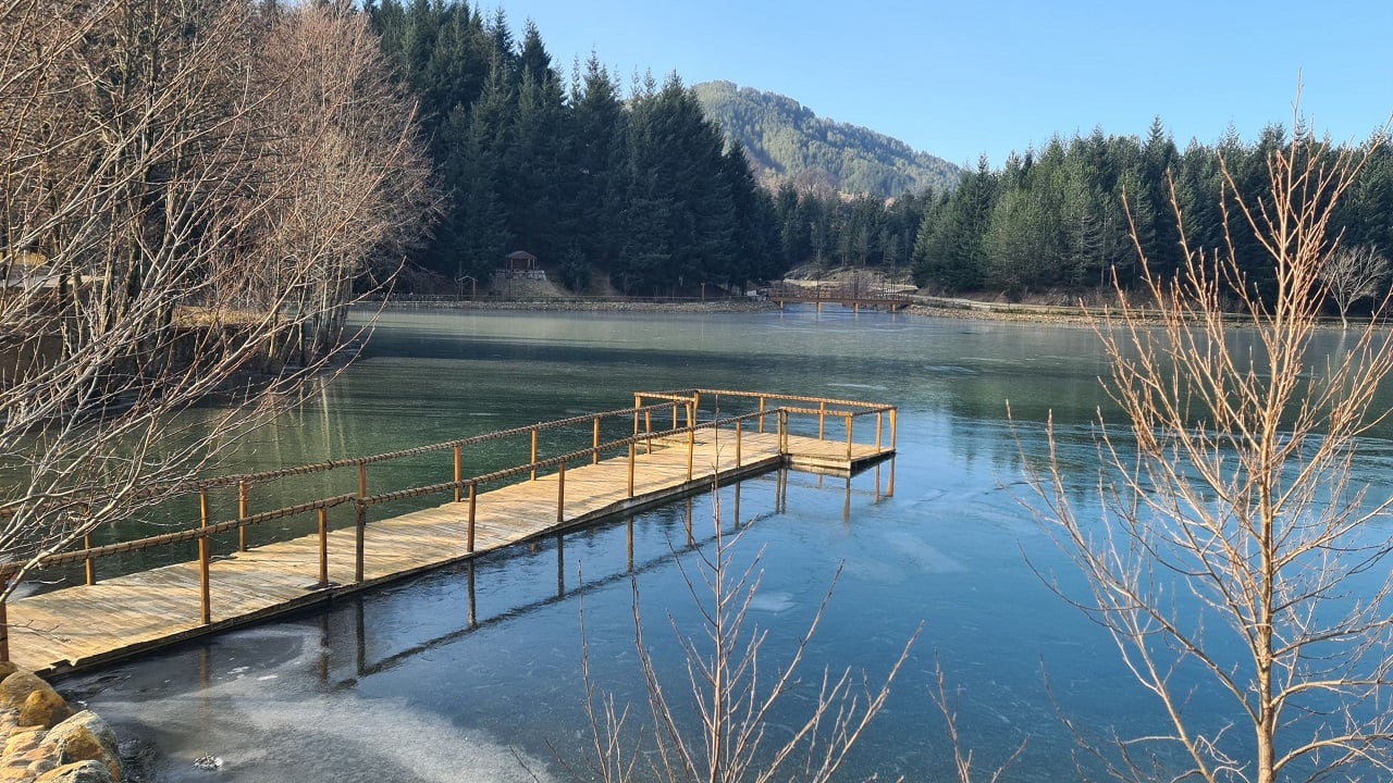 Liqeni ngrin prej temperaturave të ulëta, pamje mahnitëse nga Puka