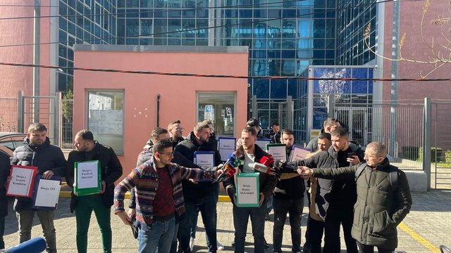 “Vrasës demokracie”/ Të rinjtë e FRPD protestë para SPAK