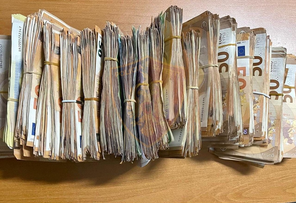 Sekuestrohen rreth 90 mijë euro në Tiranë. Arrestohen 3 persona që tentonin të mashtronin bizneset (EMRAT)