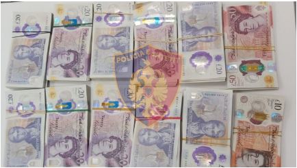 Tentoi të kalonte në Rinas mijëra franga zviceriane dhe paund, nisin hetimet për 33-vjeçarin dhe një malazez