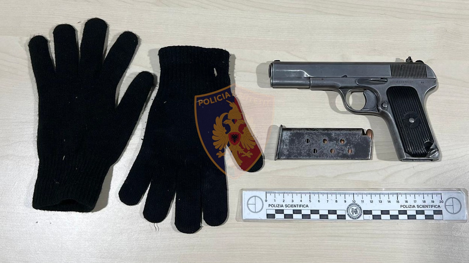 Gjendet pistoleta me të cilën i riu qëlloi 15-vjeçarin afër gjimnazit