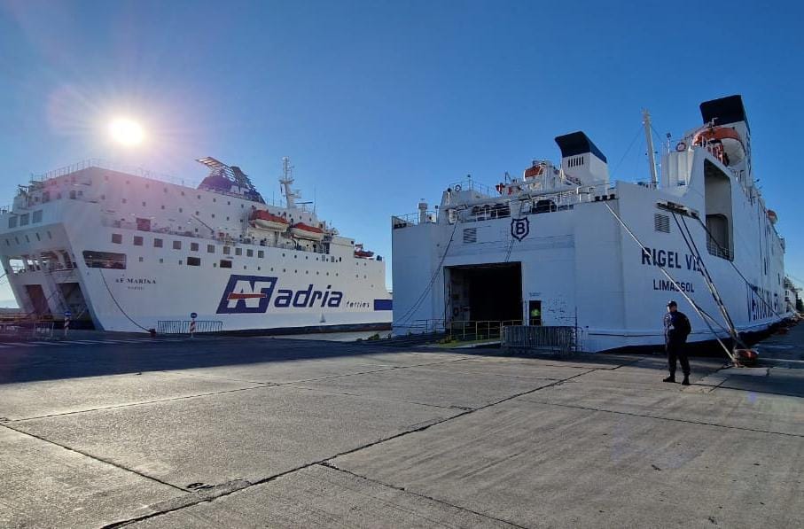 Anglezi tenton të kalojë 5 turq nga Durrësi me pasaporta false, arrestohen të gjithë