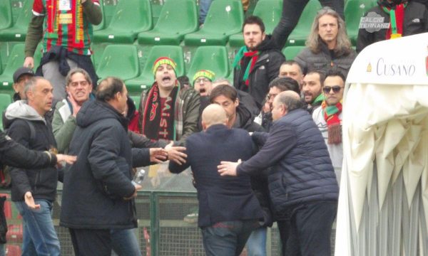 Presidenti i klubit italian “kapet” me tifozët dhe i pështyn ata