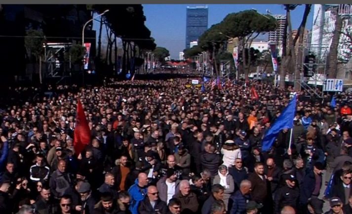 Protesta e opozitës, mbahet një minutë heshtje për viktimat e tërmetit në Turqi dhe Siri