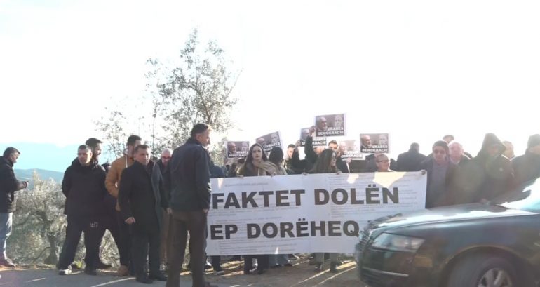 Protestë pranë shtëpisë së kryeministrit Rama në Surrel: Faktet dolën, jep dorëheqjen