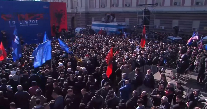 “Shqipërisë do i dalim zot”/ Nis protesta e opozitës me himnin kombëtar