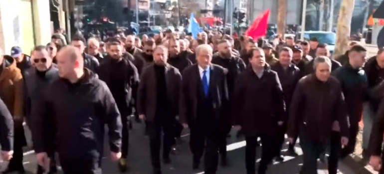 LIVE/ Berisha dhe protestuesit i drejtohen Parlamentit (VIDEO)