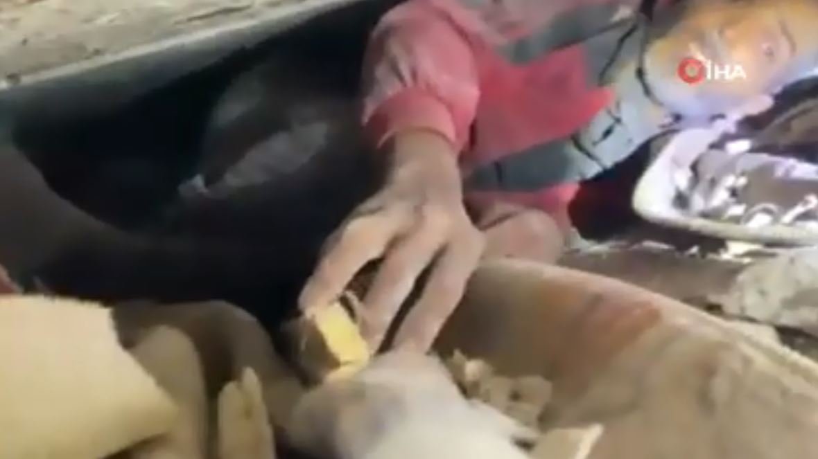 “Dua ujë!”/ E trishtë! U nxorr i gjallë nga rrënojat pas 13 ditësh, ndërron jetë në spital djaloshi