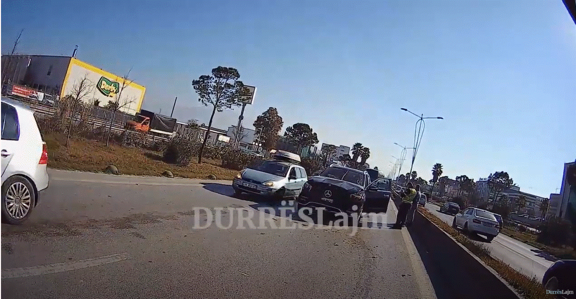 Aksident në autostradën Tiranë-Durrës, përplasen 4 makina, detajet e para (VIDEO)