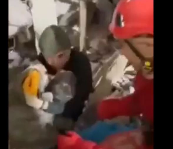 Video rrëqethëse! Ushtarët e Kosovës shpëtojnë 2-vjeçaren nga rrënojat, e marrin në krahë dhe e puthin