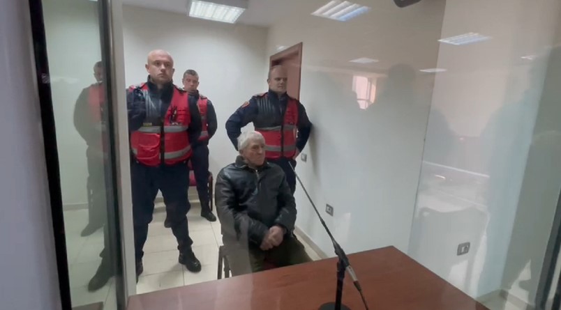 Vrau të birin me çekiç, 77-vjeçari: Vinte i dehur, donte të më hidhte në pus, nuk durova dot