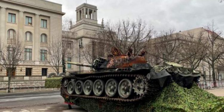 Protestuesit vendosin tankun e shkatërruar rus përpara Ambasadës së Rusisë në Berlin