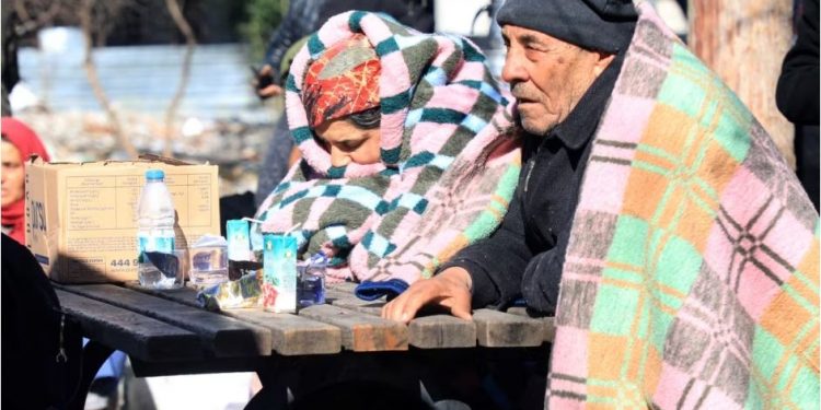 Të mbijetuarit e tërmetit të Turqi përballen me uri dhe dimër të ftohtë