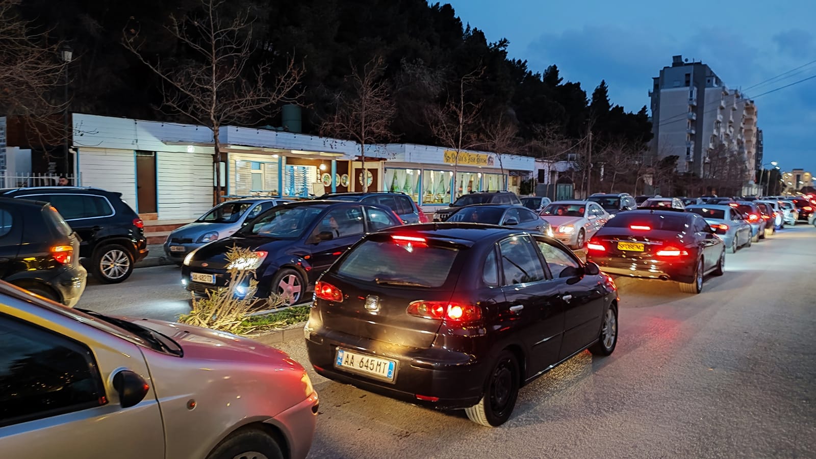 Dyndja e së dielës në Currila, shihni sa është rënduar trafiku (VIDEO)