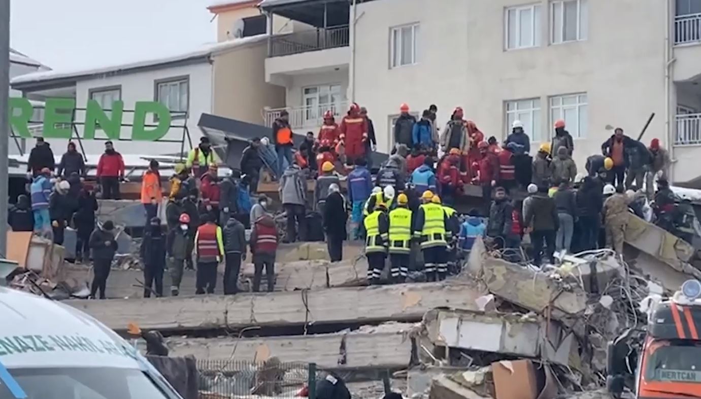 Gëzim e hidhërim/ Trupat shqiptare shpëtojnë 5-vjeçarin dhe nxjerrin 6 viktima nga rrënojat në Turqi (VIDEO)