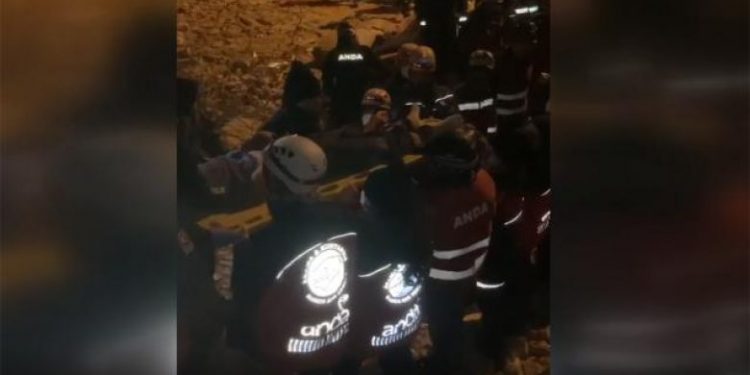 12-vjeçari nxirret i gjallë pas 11 ditësh nga rrënojat në Turqi