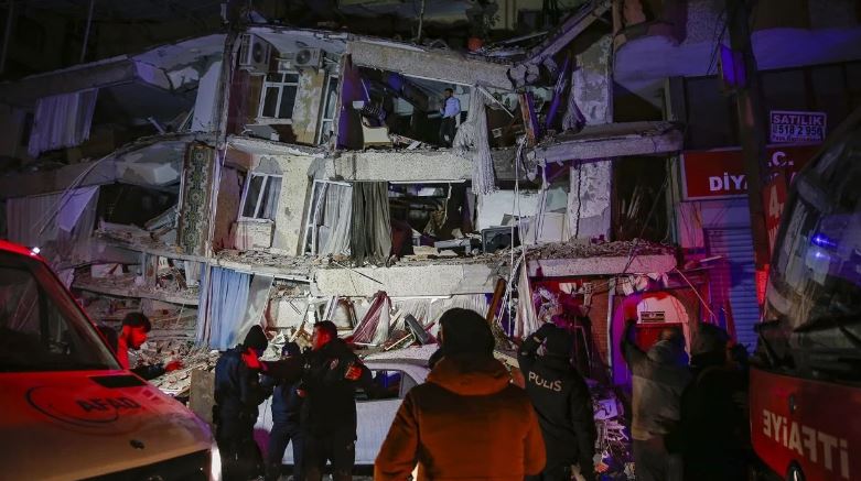 Momentet e tmerrshme të lëkundjeve të tërmetit në Turqi! Zhurmë e madhe, ndërtesat shemben në pak sekonda (VIDEO)