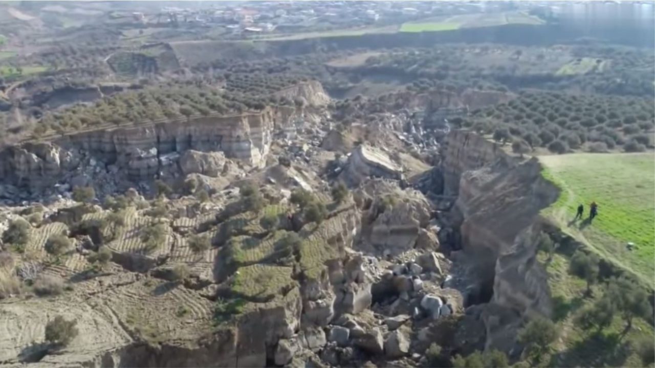 Tërmeti në Turqi krijoi një humnerë të thellë në mes të një ullishteje (VIDEO)