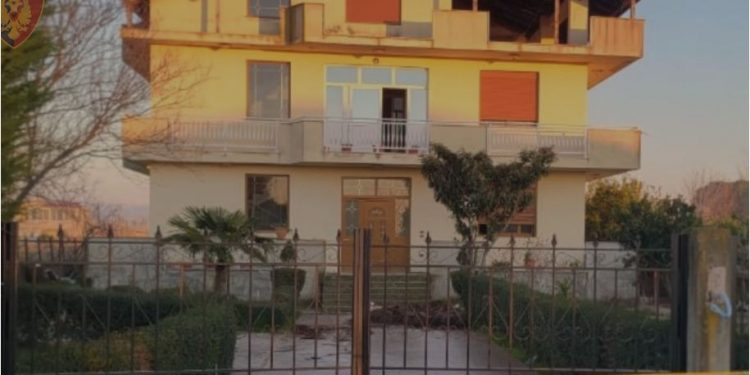 Kishte përshtatur dhomat e gjumit për të rritur kanabisin, arrestohet 44-vjeçari. Në pranga dhe 2 elektricistë të OSHEE