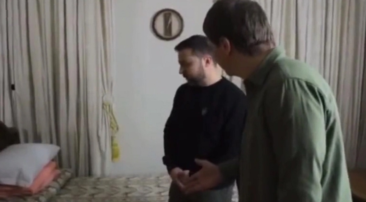 Zelensky tregon dhomën ku ka jetuar prej 1 viti që nga pushtimi rus (VIDEO)