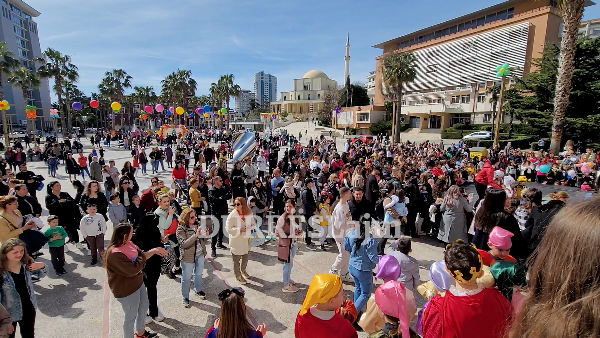Dita e Verës në Durrës/ Dekor festiv, muzikë dhe ballokume në sheshin “Liria”  (VIDEO)