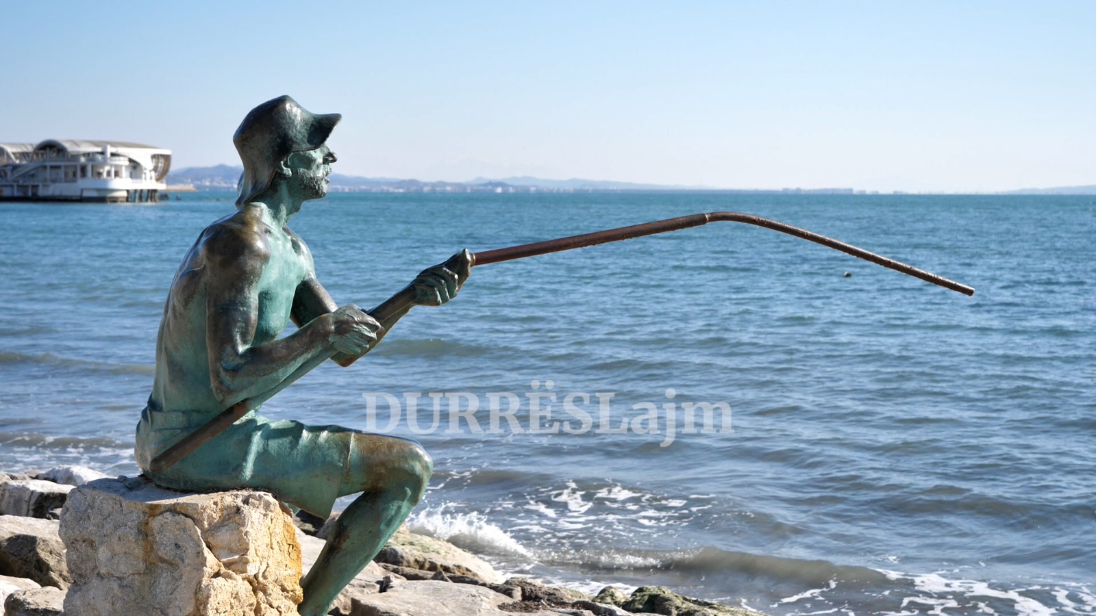 Dëmtimi i skulpturave të parkut në Durrës, qytetarët: Barbarizëm shqiptarësh! (VIDEO)