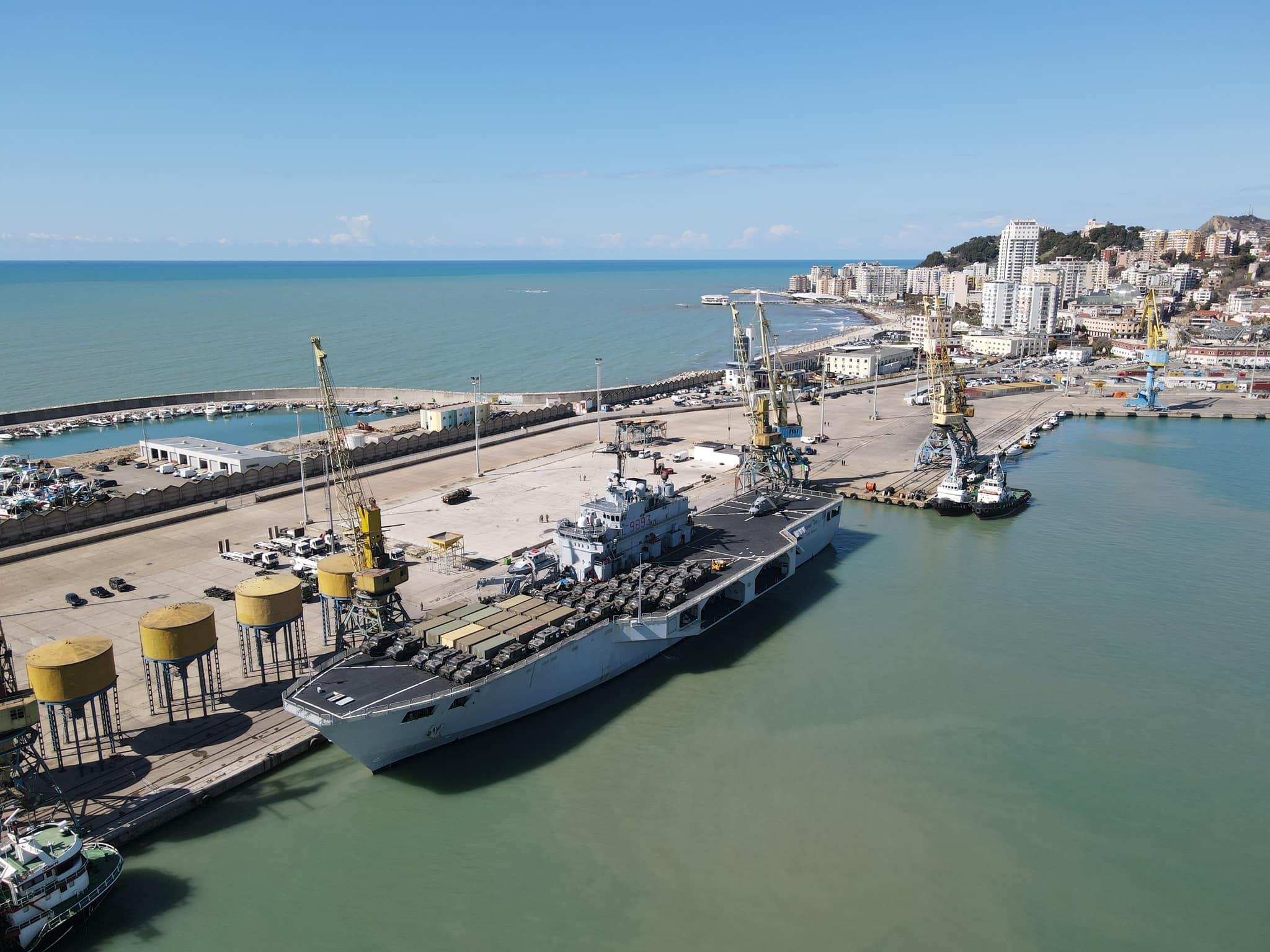 Anija e veçantë luftarake italiane “San Marco” mbërrin në portin e Durrësit, pjesë e treshes së klasit San Giorgio (VIDEO+FOTO)