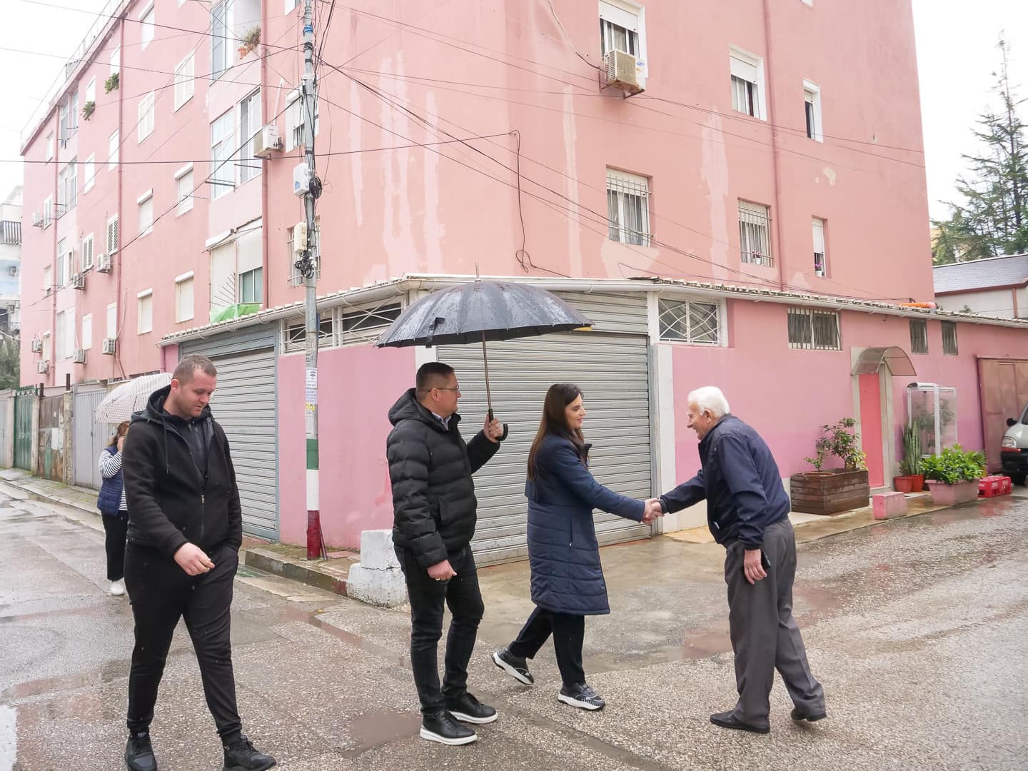 Sako takim me banorët e plazhit që banojnë në pallatet parafabrikate: Synojmë rikonstruksionin e plotë të godinave