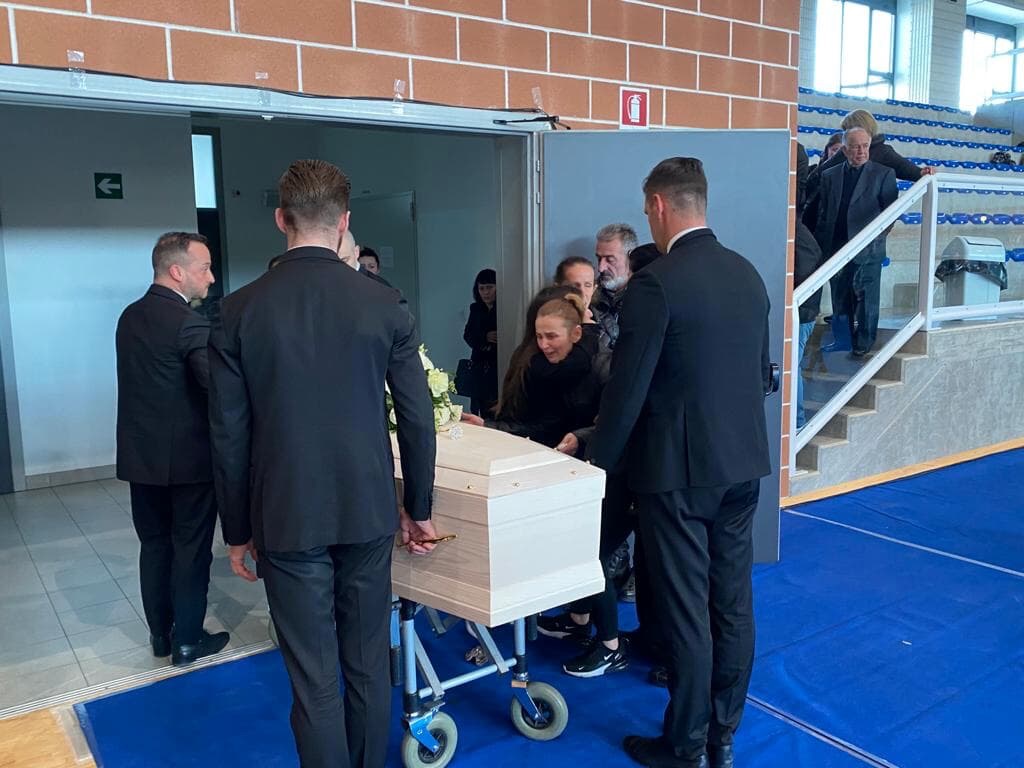 I jepet lamtumira e fundit 19-vjeçares shqiptare që u shua në aksidentin e rëndë në Itali