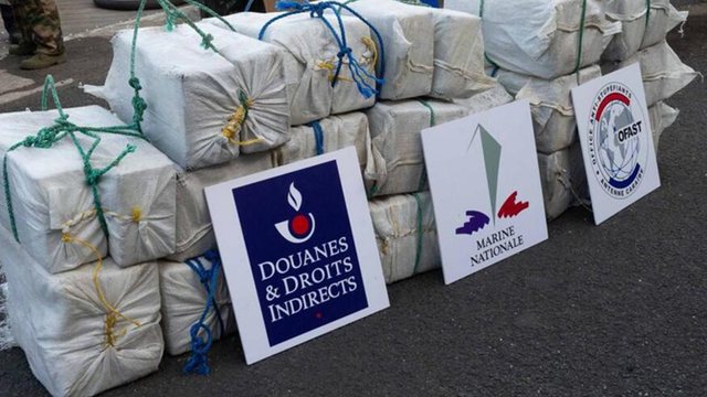 Më shumë se 2 tonë kokainë me vlerë 150 milionë euro, u hodhën në plazhet në veri të Francës