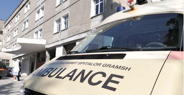 67-vjeçari hidhet nga kati i katërt i spitalit, transportohet tek “Trauma”