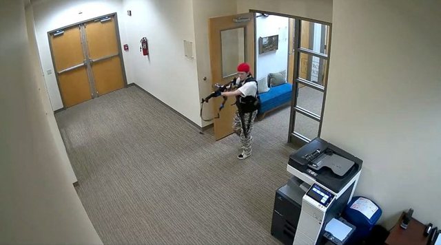 VIDEO/ Publikohen pamjet kur 28-vjeçarja kryen sulmin me armë në një shkollë në SHBA, vrau 6 persona