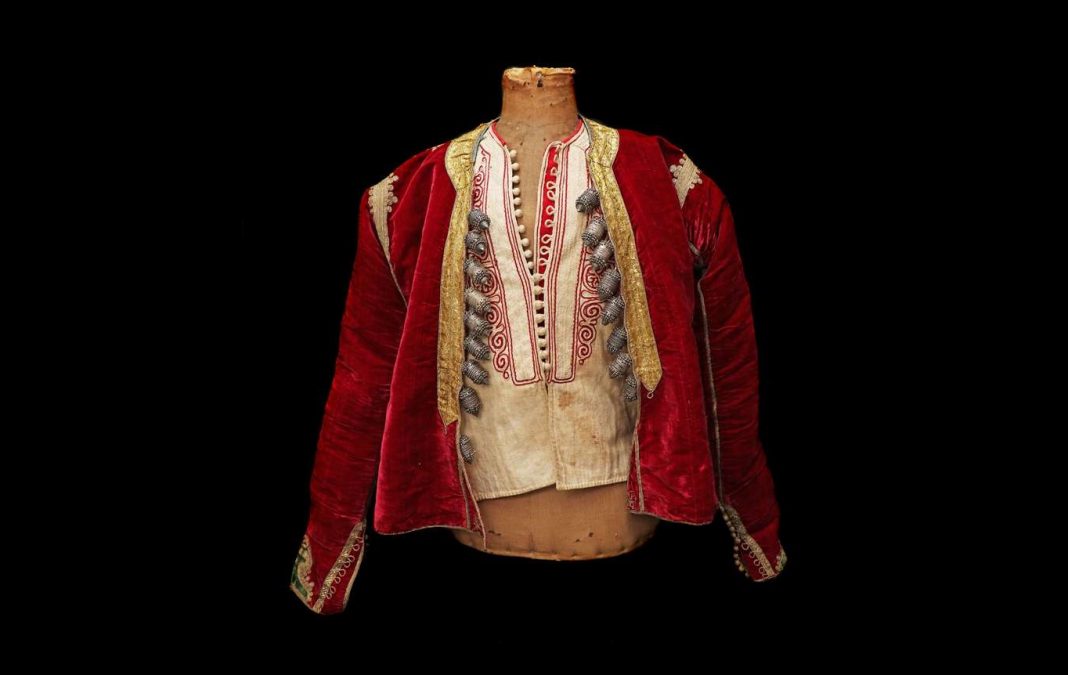 Del në ankand kostumi tradicional shqiptar i mikut të Lordit Bajron, 200 vite i vjetër