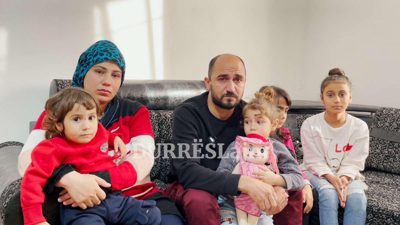 I shpëtuan tërmetit dhe po strehohen në Durrës, familja turke apelon për ndihmë (VIDEO)