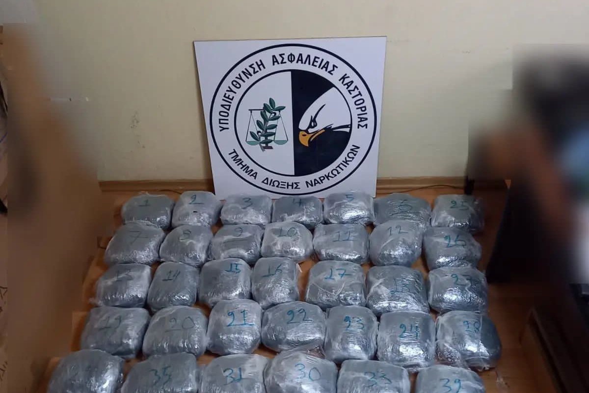 Në pranga dy të rinjtë grekë, po sillnin në Shqipëri 42 kg marijuanë