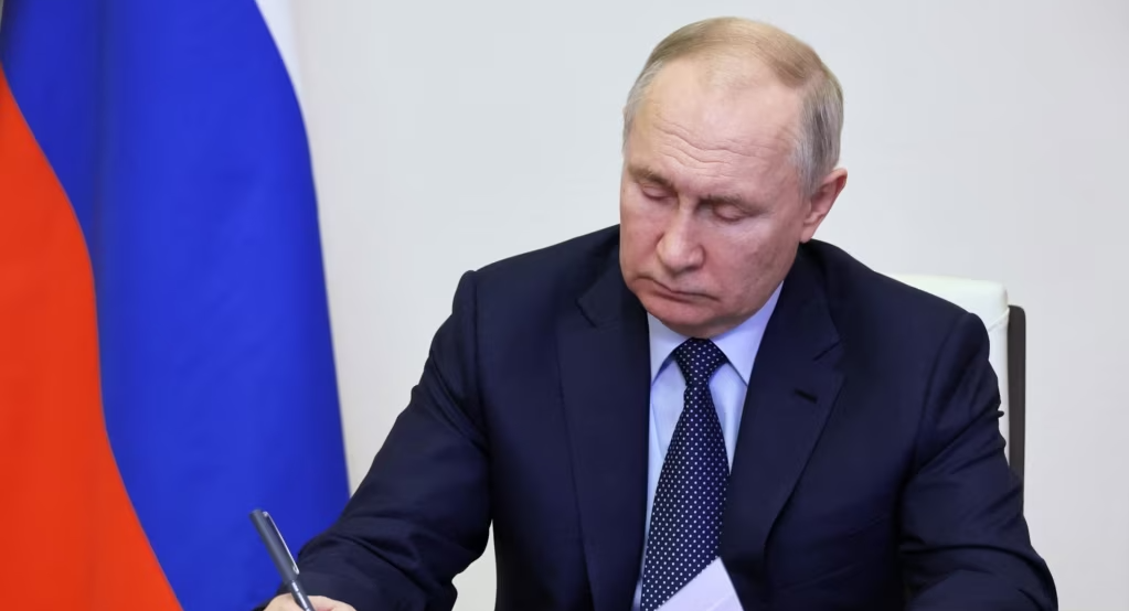 “Satan dhe xhuxh…”, plas në Moskë, miqtë e Putinit e fyejnë pas shpine