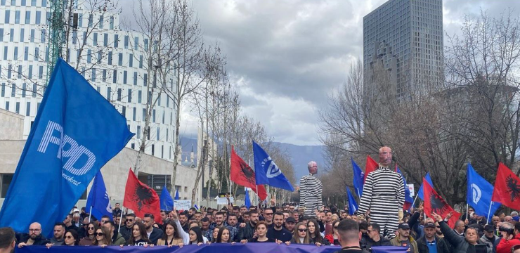 Nis marshimi drejt kryeministrisë, protestuesit “burgosin” Ramën dhe McGonigal