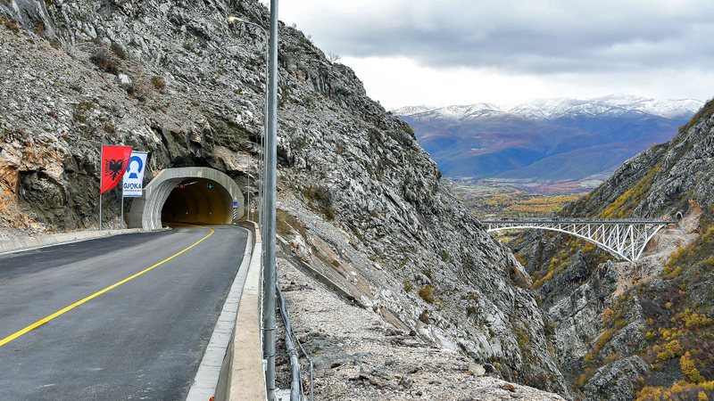 Aksident në Rrugën e Arbërit/ Përplasen dy makina, arrestohet 46-vjeçari nga Durrësi, tre të plagosur