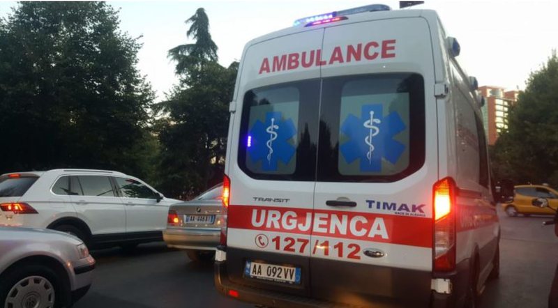 Aksident i rëndë, makina përplas këmbësorin