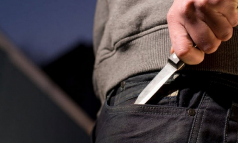 Iu gjet thikë gjatë kontrollit fizik, në pranga 25-vjeçari nga Perlati