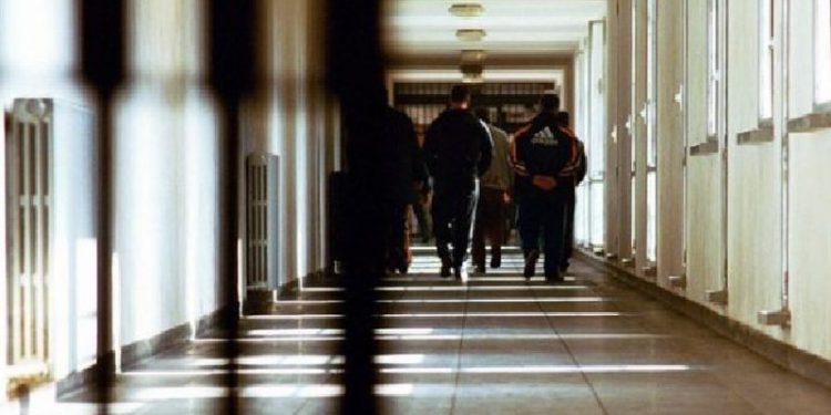 Përleshje e ashpër në burgun e Domokos në Greqi, shqiptari plagos me thikë dy të dënuar
