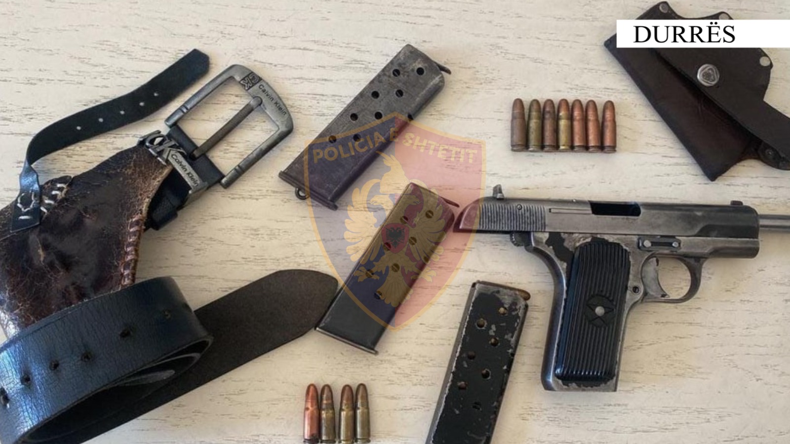 Durrës, gjenden armë në banesën e 32-vjeçarit të shpallur në kërkim, arrestohet babai