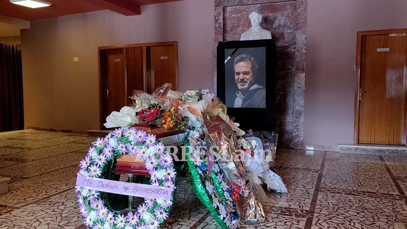 “Durrësit sot i ka ikur simboli i mirësisë!” Tristan Sherifi përcillet për në banesën e fundit (VIDEO)