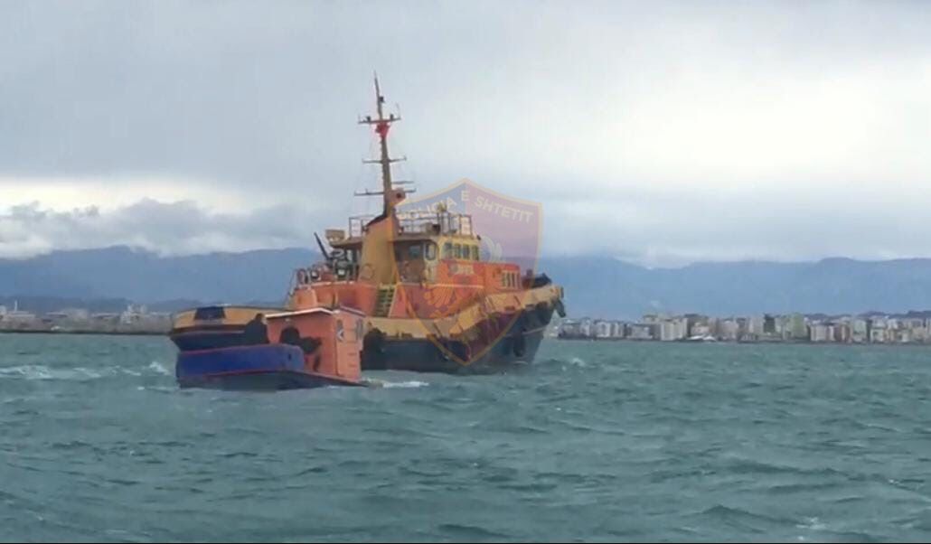 Në rrezik për jetën prej detit të trazuar, Policia Kufitare e Durrësit shpëton 2 persona (FOTO)