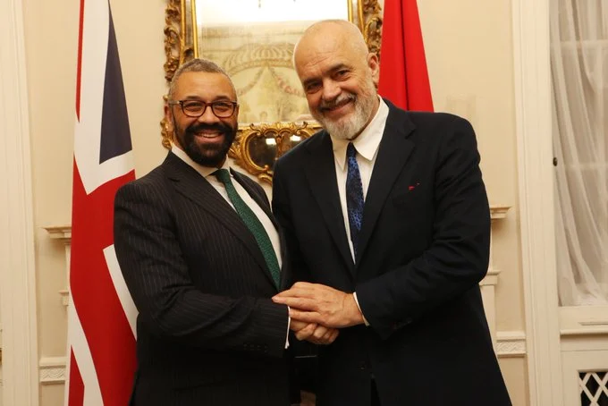 “Miq dhe aleatë”/ Ministri i Jashtëm britanik takon kryeministrin Rama