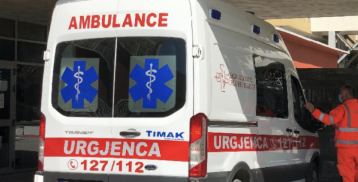 Makina përplas këmbësoren te vizat e bardha